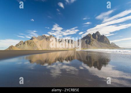 Vue de Vestrahorn sur la chaîne de montagnes Klifatindur, Stokksnes, été, Islande Banque D'Images