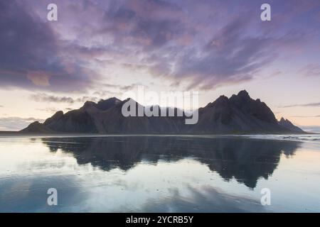 Vue de Vestrahorn sur la chaîne de montagnes Klifatindur, Stokksnes, été, Islande Banque D'Images