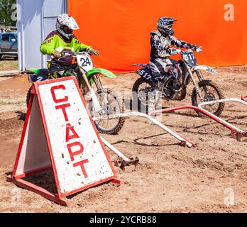 Motocrossers dans la ligne de départ en attente de la race pour commencer Banque D'Images