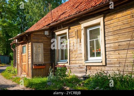 Lituanien typiques en bois maison à la campagne Banque D'Images