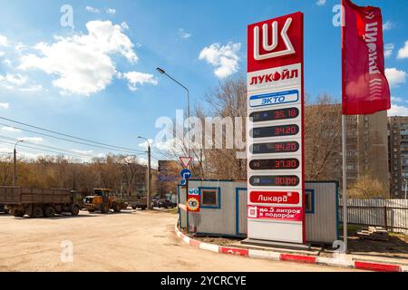 Inscrivez-guide, indiqué le prix du carburant à la station essence Lukoil Banque D'Images