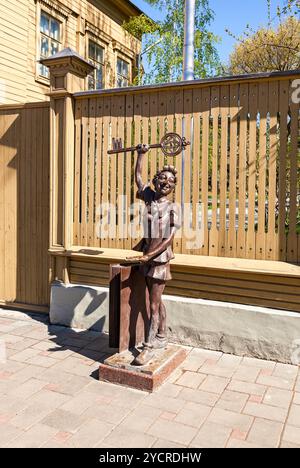 Monument en bronze fée-conte - Buratino près du musée Aleksei Tolstoi à sunny day Banque D'Images