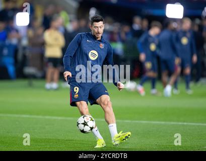 Barcelone, Espagne. 23 octobre 2024. Football : Ligue des Champions, FC Barcelone - Bayern Munich, ronde préliminaire, journée 3 à Estadi Olimpic Lluis Companys. Robert Lewandowski de Barcelone se réchauffe. Crédit : Sven Hoppe/dpa/Alamy Live News Banque D'Images