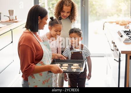 Mère, enfants ou cuisson de biscuits par cuisinière pour recette de gâteau, dessert snack et collage en cuisine. Famille heureuse, femme ou enfants curieux à la maison avec Banque D'Images