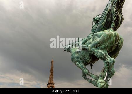 Statue de Jeanne d'Arc sur le pont Bir Hakeim, derrière la Tour Eiffel, Paris, Île-de-France, France, Europe Banque D'Images