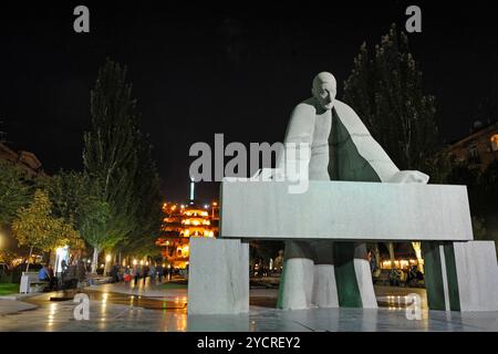 Statue d'Alexandre Tamanyan, Cafesjian Museum of Art et la Cascade, avec la staiway monumentale et le jardin Cascade en arrière-plan, Erevan, arme Banque D'Images