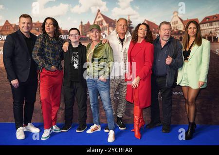 Martin Klempnow, Elena Uhlig, Tim Valerian Alberti, Mirja Boes, Uwe Ochsenknecht, Christine Neubauer, Armin Rohde und Negah Amiri BEI der Premiere der ADR Sketch-Comedy Smeilingen - Ein Dorf wie du und Ich im CineNova. Köln, 23.10.2024 *** Martin Klempnow, Elena Uhlig, Tim Valerian Alberti, Mirja Boes, Uwe Ochsenknecht, Christine Neubauer, Armin Rohde et Negah Amiri lors de la première de la comédie ADR Smeilingen Ein Dorf wie du und Ich au CineNova Cologne, 23 10 2024 Foto:XC.xAdolph/xFuturexImagex smeilingen 4065 Banque D'Images