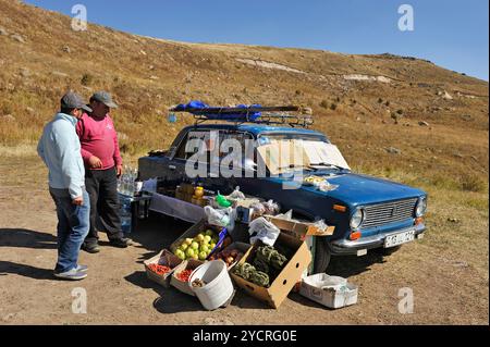 Vendeur de fruits et de produits locaux devant Orbelian's Caravansérail ou Selim Caravansérail au col de Vardenyats, anciennement Selim Mountain Pass Banque D'Images