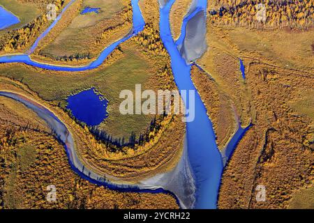 Lac, rivière, delta du fleuve, couleurs d'automne, automne, montagnes, ensoleillé, vue aérienne, Rapadalen, Laponie, Laponie, Suède, Europe Banque D'Images