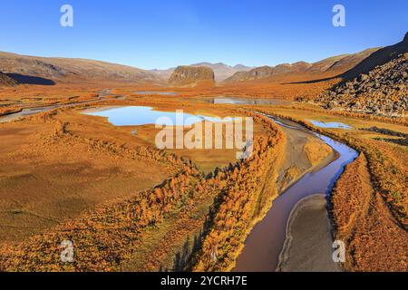 Lac, rivière, delta du fleuve, couleurs d'automne, automne, montagnes, ensoleillé, vue aérienne, Rapadalen, vue sur Nammatj et le parc national de Sarek, Laponie, Laponie, Laponie Banque D'Images