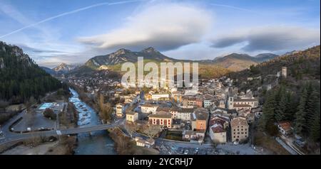 Une vue aérienne sur le paysage du village français de Castellane dans la gorge du Haut Verdon Banque D'Images