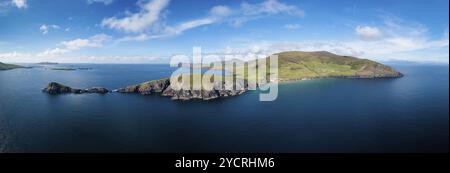 Vue panoramique aérienne de Slea Head et de la péninsule de Dingle dans le comté de Kerry en Irlande occidentale Banque D'Images