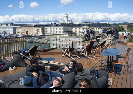 23.06.2018, Helsinki, Finlande, Europe, les gens bronzent sur la terrasse du toit de la piscine de la mer Allas. En arrière-plan, vous pouvez voir la place du marché an Banque D'Images