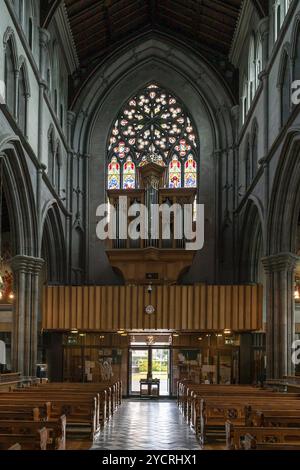 Kilkenny, Irlande, le 17 août 2022 : vue de la nef centrale de la cathédrale de Mary à Kilkenny avec l'orgue de l'église au-dessus de l'entrée, Europe Banque D'Images