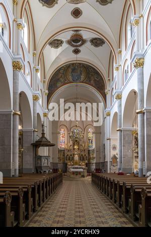 Maribor, Slovénie, 10 octobre 2022 : vue intérieure de la nef centrale de la basilique de notre mère de Miséricorde à Maribor, en Europe Banque D'Images