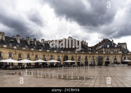 Dijon, France, 14 septembre 2022 : place de la Liberacion dans le vieux centre-ville de Dijon sous un ciel orageux, Europe Banque D'Images