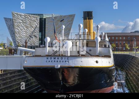 Belfast, Royaume-Uni, 21 août 2022 : le HMS Nomadic en cale sèche et le musée du Titanic à Belfast, en Europe Banque D'Images