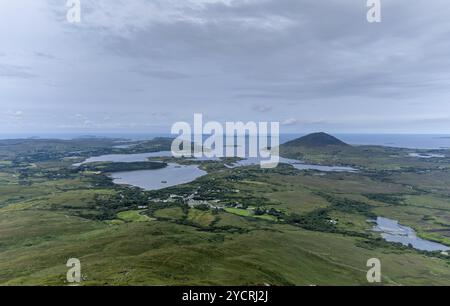 Vue sur la péninsule de Renvyle et le port de Ballinakill dans le Connemara Naitonal Park Banque D'Images