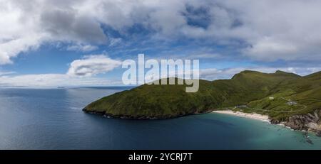 Vue panoramique sur la baie de Keem sur l'île d'Achill, dans le comté de Mayo en Irlande Banque D'Images