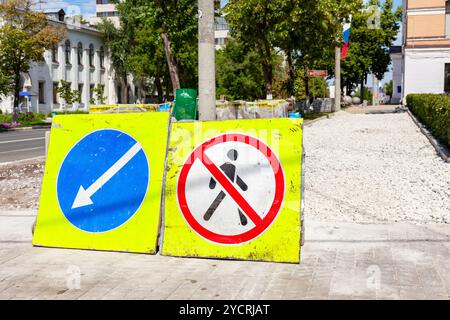 La signalisation routière au cours de construction trottoir en journée d'été Banque D'Images