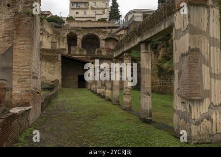 Ercolano, Italie, 25 novembre 2023 : cour avec colonnes dans l'ancienne ville romaine d'Herculanum, Europe Banque D'Images