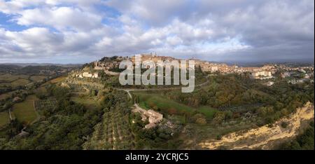 Une vue de drone sur le village toscan perché et la capitale du vin de Montepulciano Banque D'Images