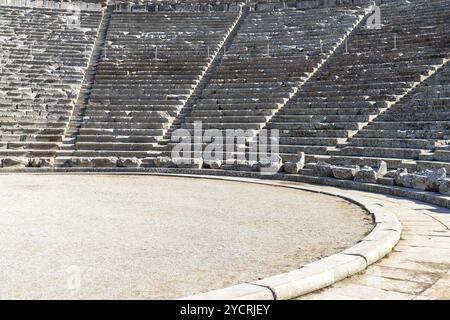 Epidaure, Grèce, 9 novembre 2022 : vue du théâtre antique d'Epidaure dans le sud de la Grèce, Europe Banque D'Images