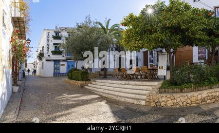 Altea, Espagne, 3 février 2023 : place de la ville dans le centre historique du village valencien blanchi à la chaux d'Altea, en Europe Banque D'Images