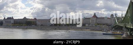 Budapest, Hongrie, 4 octobre 2022 : panorama urbain du centre-ville de Budapest avec le pont de la liberté d'un côté, l'Europe Banque D'Images