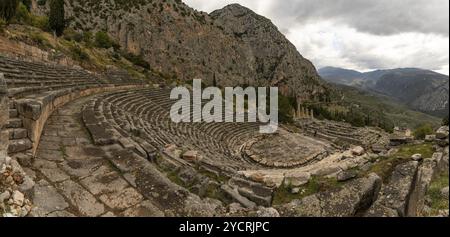 Vue sur l'ancien théâtre de Delphes dans le sanctuaire Athena Pronaia Banque D'Images