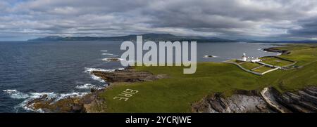 Paysage de drone panoramique de la pointe Saint-Jean et du phare de la baie Donegal, dans le nord-ouest de l'Irlande Banque D'Images