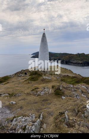 Vue rapprochée de l'historique Baltimore Beacon sur la colline de l'entrée du port de Baltimore dans le comté de Cork en Irlande occidentale Banque D'Images