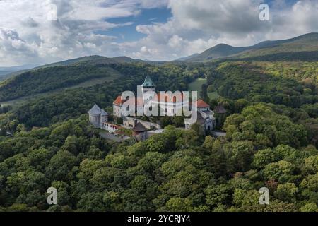 Smolenice, Slovaquie, 26 septembre 2022 : vue du château de Smolenice dans les petites Carpates dans la forêt verte de fin d'été, Europe Banque D'Images