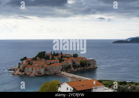 Sveti Stefan, Monténégro, 14 novembre 2022 : vue de l'île de Sveti Stefan sur la côte de la mer Adriatique du Monténégro, Europe Banque D'Images