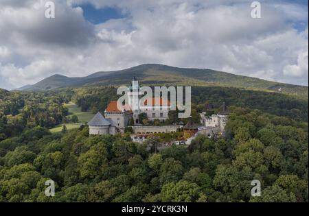 Smolenice, Slovaquie, 26 septembre 2022 : paysage du château de Smolenice dans les petites Carpates dans la forêt verte de fin d'été, Europe Banque D'Images