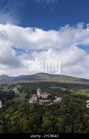 Smolenice, Slovaquie, 26 septembre 2022 : vue verticale du château de Smolenice dans les petites Carpates dans la forêt verte de fin d'été, Europe Banque D'Images