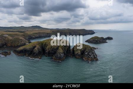 Vue aérienne du paysage de la côte du Pembrokeshire avec le phare historique de Strumble Head Banque D'Images