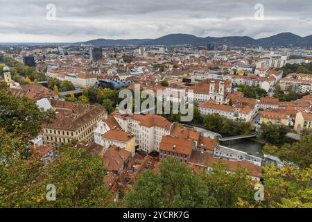 Graz, Autriche, 9 octobre 2022 : vue sur le centre-ville historique et les toits de Graz dans le sud-est de l'Autriche, Europe Banque D'Images