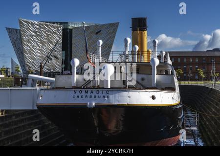Belfast, Royaume-Uni, 21 août 2022 : le HMS Nomadic en cale sèche et le musée du Titanic à Belfast, en Europe Banque D'Images