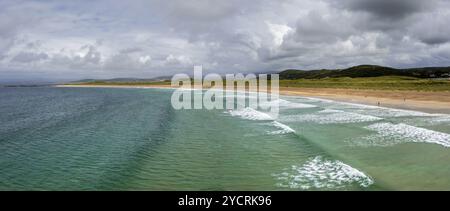 Vue panoramique sur la plage de sable doré et les eaux turquoises de la plage de Narin-Portnoo Banque D'Images