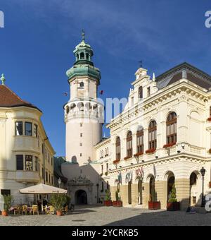 Sopron, Hongrie, 7 octobre 2022 : vue sur la Tour du feu historique et la place principale dans le vieux centre-ville de Sopron, en Europe Banque D'Images