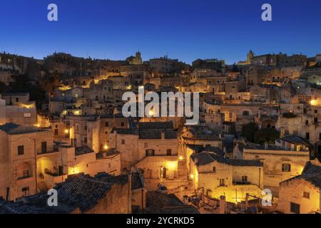 Matera, Italie, 26 novembre 2023 : vue de la vieille ville de Matera après le coucher du soleil avec les lumières allumées, Europe Banque D'Images