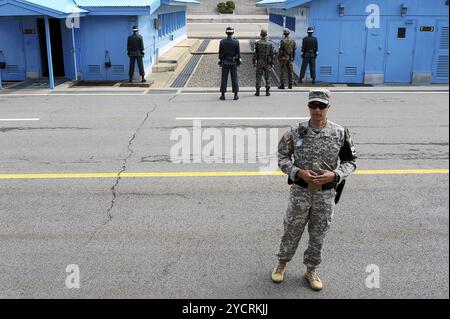 02.05.2013, Panmunjom, Corée du Sud, Asie, Un Marine américain se tient debout avec des gardes sud-coréens devant la caserne bleue de négociation le long de la démarcation Banque D'Images