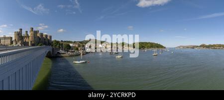 Conwy, Royaume-Uni, 27 août 2022 : vue panoramique sur le château de Conwy et le pont avec la ville fortifiée et le port derrière, Europe Banque D'Images