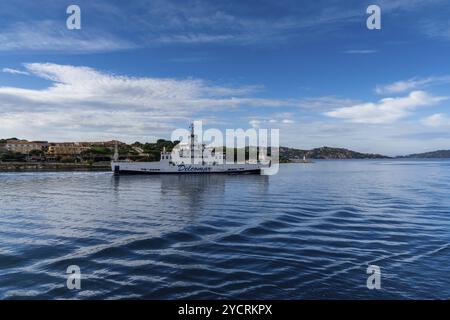 Palau, Italie, 3 décembre 2022 : un ferry Delcomar quittant le port de Palau sur la Sardaigne en direction de la Corse, Océanie Banque D'Images