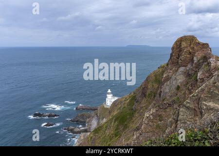 Vue sur le phare historique de Hartland point et le promontoire de Bristol Bay Banque D'Images