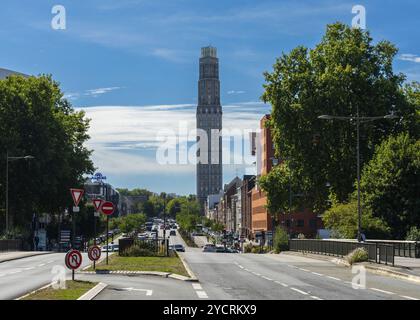 Amiens, France, 12 septembre 2022 : autoroute menant au centre-ville d'Amiens avec l'emblématique Tour Perret en arrière-plan, Europe Banque D'Images