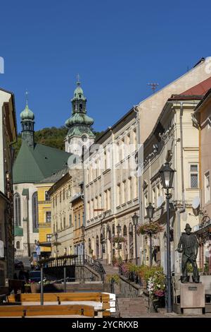 Banska Stiavnica, Slovaquie, 28 septembre 2022 : vue sur la rue principale et le centre-ville historique de Banska Stiavnica, Europe Banque D'Images