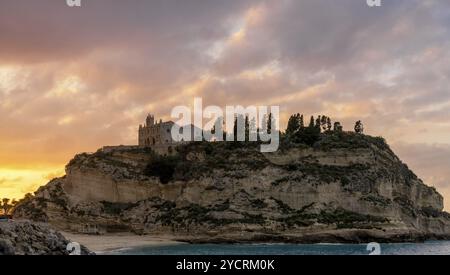 Tropea, Italie, 12 décembre 2023 : vue de l'église Santa Maria dell'Isola sur son promontoire rocheux à Tropea au coucher du soleil, en Europe Banque D'Images