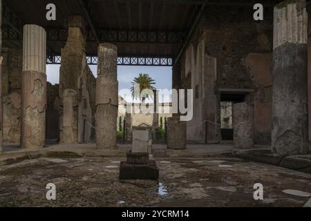 Pompéi, Italie, 25 novembre 2023 : vue sur la cour de la Casa dell'Ancora dans l'ancienne ville de Pompéi, en Europe Banque D'Images